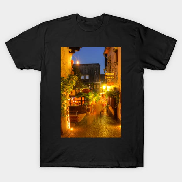 Drosselgasse, Rüdesheim, Rhine, Rheingau, Hesse, Germany, evening T-Shirt by Kruegerfoto